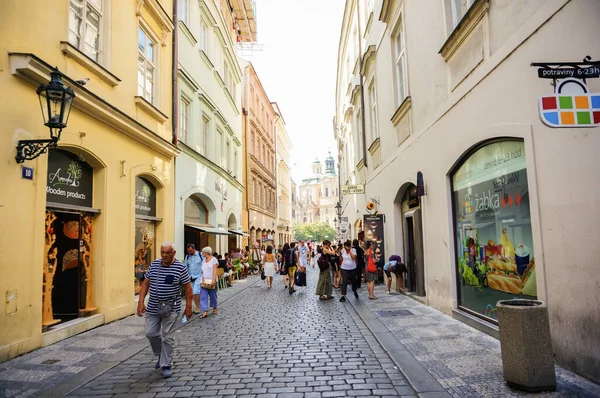 プラハ チェコ共和国 2019年7月17日 街の中心部に小さなお店がある建物の間の小さな石畳の通りを歩く人々 — ストック写真
