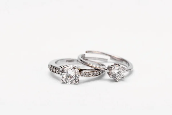 Close Dois Anéis Diamante Uma Superfície Branca — Fotografia de Stock