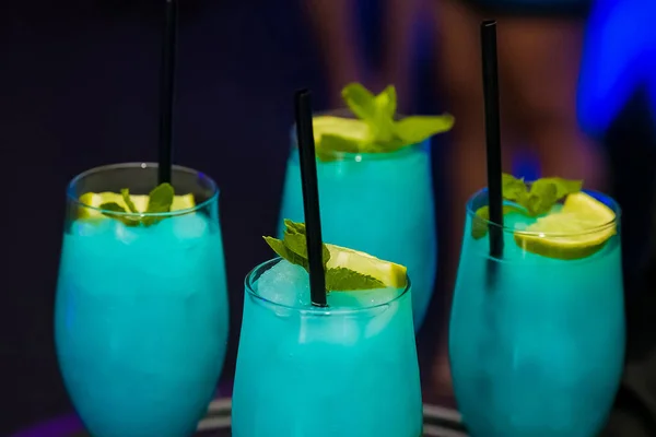 Blauwe Cocktails Met Muntblaadjes Zwarte Drinkrietjes Geserveerd Een Dienblad — Stockfoto