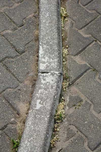 Вертикальный Снимок Края Тротуара — стоковое фото