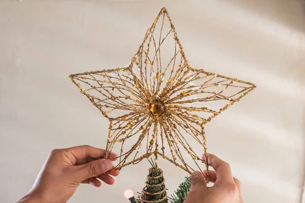 Primer Plano Una Persona Sosteniendo Una Estrella Del Árbol Navidad —  Fotos de Stock
