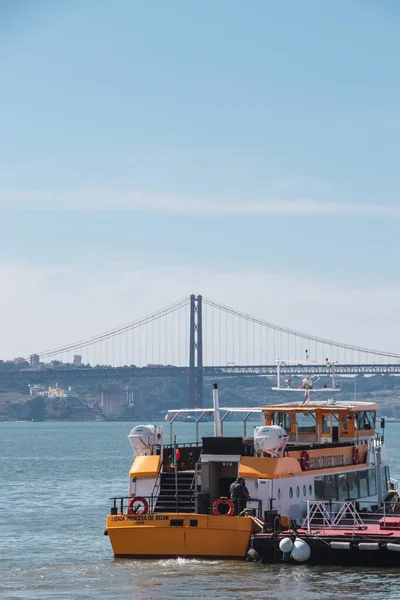 Lisbon Πορτογαλια Νοεμβρίου 2020 Τουριστικό Σκάφος Γέφυρα Απριλίου Στο Βάθος — Φωτογραφία Αρχείου