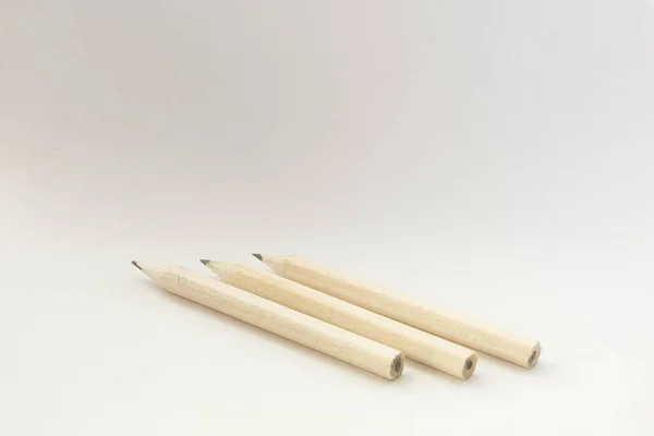在孤立的白色背景上一张木制铅笔的特写照片 — 图库照片