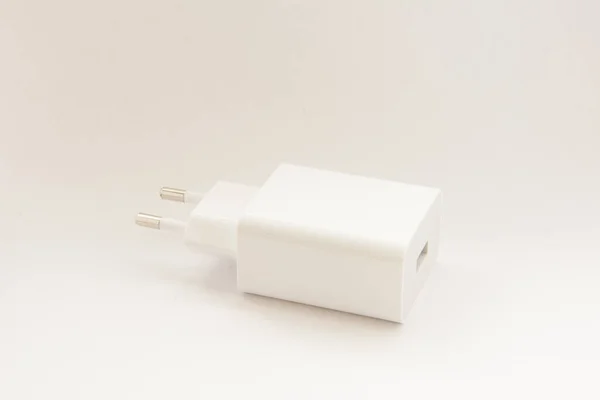 白い背景に充電器のクローズアップショット — ストック写真