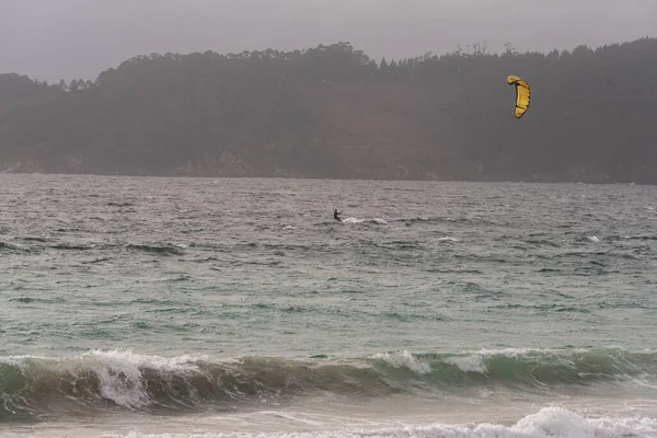 Cangas Spain Nov 2020 November 2020 Deportistas Practicando Kitesurf Una — стоковое фото