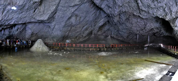 Scarisoara Romania 2015 Cueva Scarisoara Glaciar Scarisoara Alberga Glaciar Subterráneo — Foto de Stock