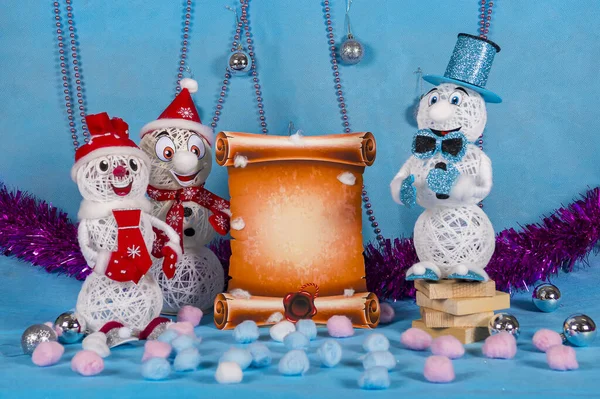 Три Веселых Снеговика Стоят Рядом Праздничным Свитком Голубой Новогодней Сцене — стоковое фото