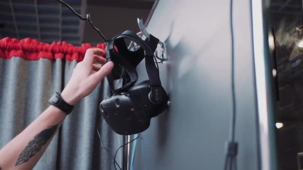 Htc Viveのヘッドセットを取るVrプレーヤー — ストック動画