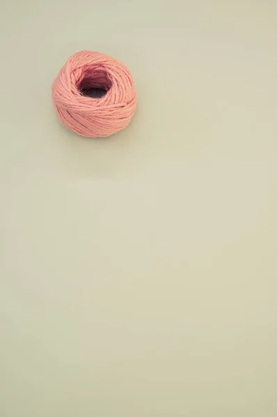 Una Bola Hilo Rosa Para Tejer Aislado Sobre Fondo Gris — Foto de Stock