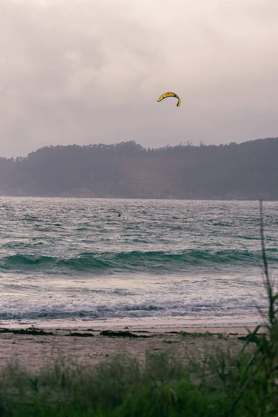 Cangas Ισπανια Νοεμβρίου 2020 Νοέμβριος 2020 Deportistas Practicando Kitesurf Una — Φωτογραφία Αρχείου