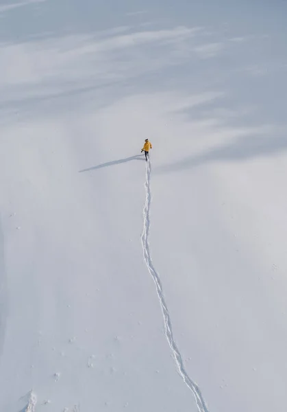 Vue Aérienne Une Personne Marchant Dans Champ Couvert Neige — Photo