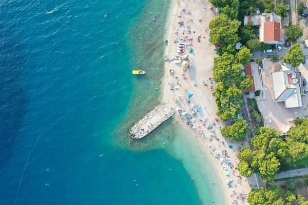 Una Toma Aérea Personas Disfrutando Playa Día Soleado Makarska Croacia — Foto de Stock