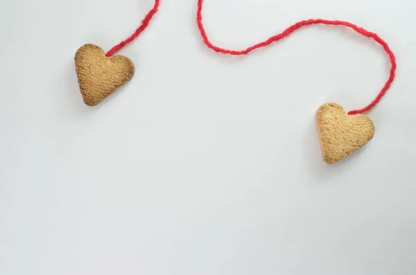 Una Disposición Plana Galletas Forma Corazón Conectadas Con Hilo Rojo — Foto de Stock