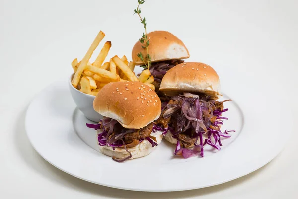 Ein Teller Mit Drei Burgern Mit Rotkohl Und Einer Kleinen — Stockfoto