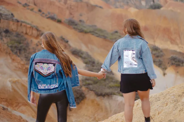 Dos Amigos Caucásicos Tomándose Las Manos Desierto Concepto Amistad —  Fotos de Stock