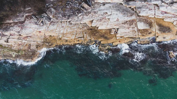 Deniz Kenarında Kayaların Havadan Çekilmiş Görüntüsü — Stok fotoğraf