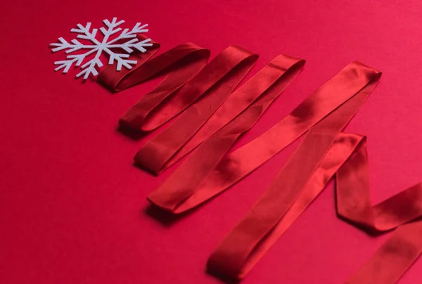 Albero Natale Decorazione Fiocco Neve Uno Sfondo Rosso — Foto Stock