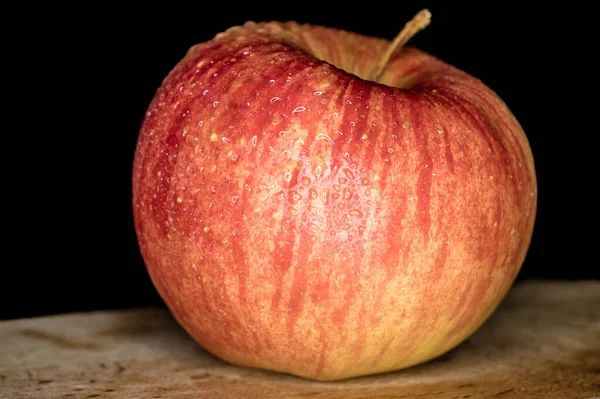 Gros Plan Une Pomme Rouge Mouillée Sur Une Planche Découper — Photo