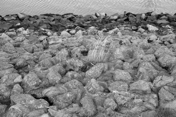 Tiro Gran Escala Ángulo Una Pila Rocas Junto Playa — Foto de Stock