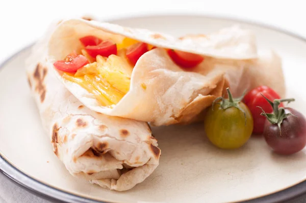 Буррито Завтрак Сыром Яйцами Помидорами Черри — стоковое фото