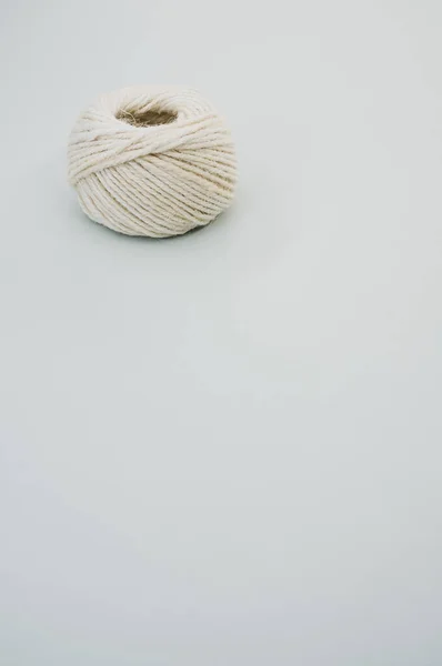 Une Boule Fil Blanc Isolé Sur Fond Gris — Photo