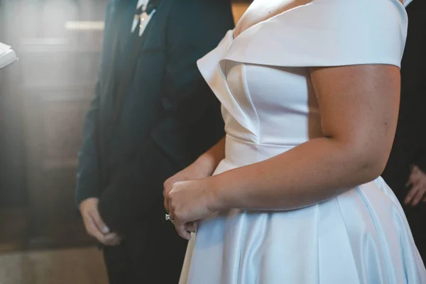 一对穿着白色婚纱和西服的情侣在结婚当天的特写镜头 — 图库照片