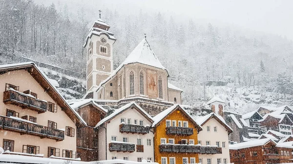 ハルシュタット オーストリア 2020年11月22日 冬の間にオーストリアのハルシュタットの旧市街にある美しい家 牧歌的な — ストック写真