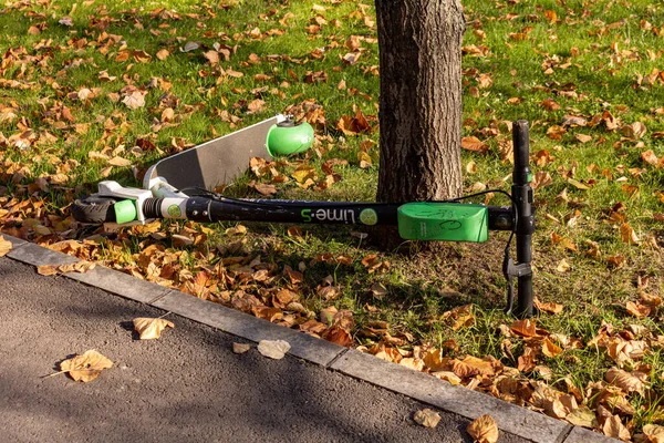 Bucharest Rumania Noviembre 2020 Scooter Eléctrico Abandonado Lime Calle —  Fotos de Stock