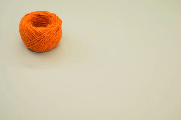 グレーの背景に隔離された編み物用のオレンジ色の糸玉 — ストック写真