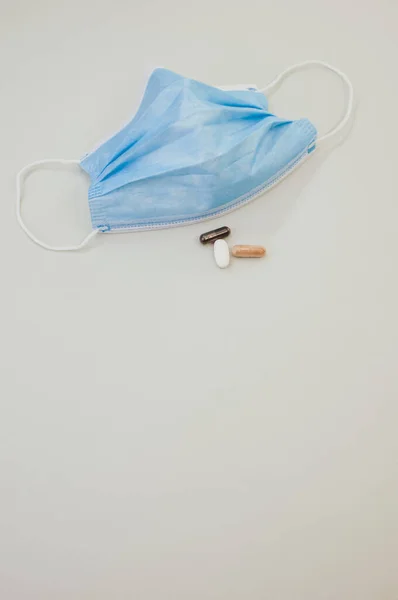 Una Máscara Médica Con Cápsulas Sobre Fondo Gris Concepto Nueva — Foto de Stock