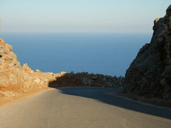 海に続く岩場の崖の間に続く道の美しい景色 — ストック写真