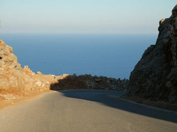 Uma Bela Vista Estrada Que Entra Entre Penhasco Rochoso Que — Fotografia de Stock