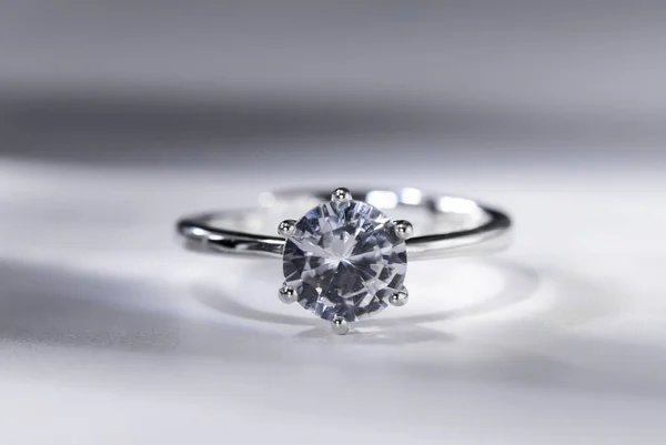 精美的钻石戒指的选择性聚焦特写 — 图库照片