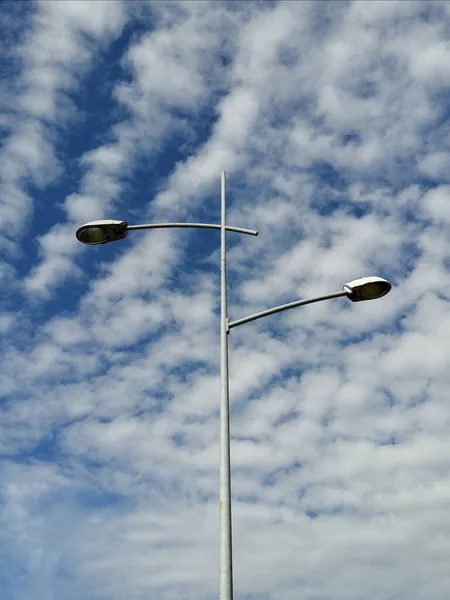 Een Verticaal Shot Van Straat Lampen Een Lantaarnpaal Onder Een — Stockfoto