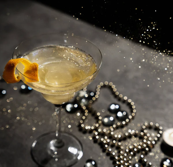 Ein Cocktailglas Mit Orangefarbener Schale Glitzern Funkeln Und Glänzenden Perlen — Stockfoto