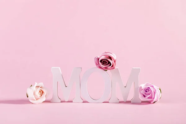 Mot Maman Décoré Fleurs Sur Fond Rose Pastel — Photo