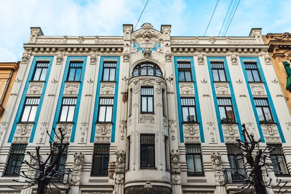 Alacsony Szögű Felvétel Szecessziós Építészet Épületének Homlokzatáról Riga Lettország — Stock Fotó