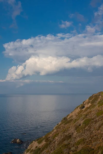 Manzaralı Bulutların Altında Uçsuz Bucaksız Bir Denizin Güzel Dikey Görüntüsü — Stok fotoğraf