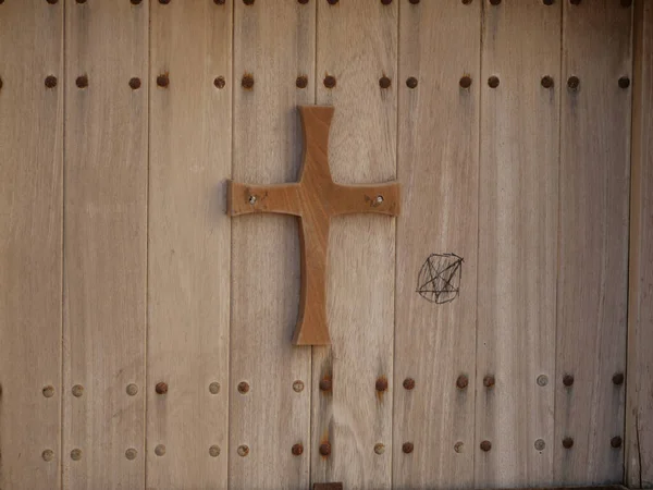 Une Croix Accrochée Une Porte Bois Une Étoile Peinte Dessus — Photo