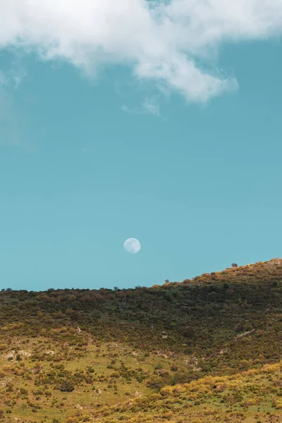 Plano Vertical Una Luna Llena Cielo Azul Sobre Una Colina — Foto de Stock