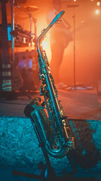 Vertikal Bild Saxofon Ett Stativ Bakom Scenen Konsert — Stockfoto