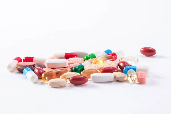 白い背景に異なる薬のコレクションのクローズアップショット — ストック写真
