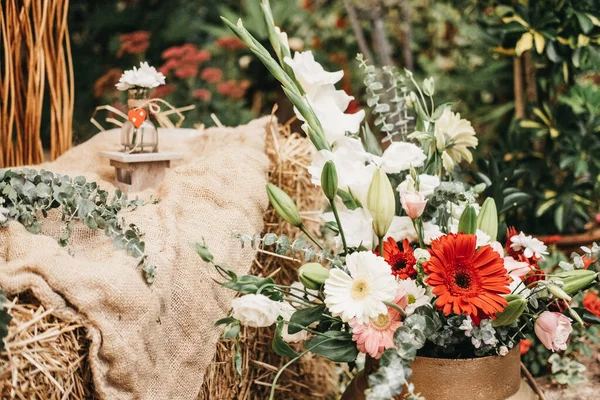 Close Arranjos Flores Bonitas Como Decorações — Fotografia de Stock