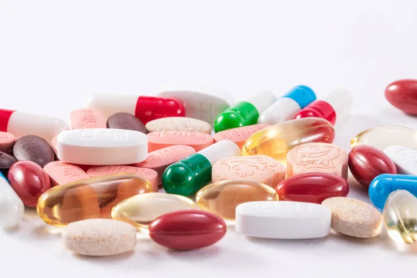 白い背景に異なる薬のコレクションのクローズアップショット — ストック写真