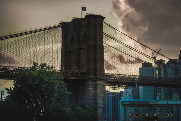 Vodorovný Záběr Brooklynského Mostu Bočního Pohledu Soumraku — Stock fotografie