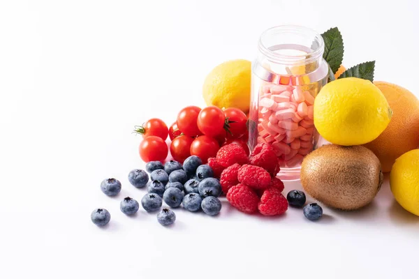 Een Prachtig Shot Van Vers Fruit Bessen Met Medicinale Pillen — Stockfoto