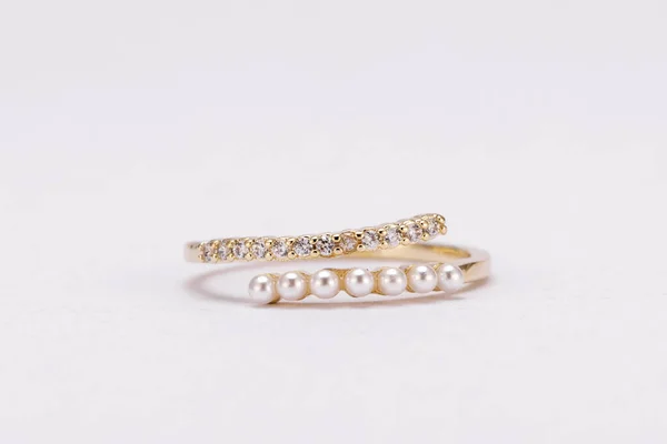Primer Plano Selectivo Anillo Diamantes Con Perlas Sobre Fondo Blanco — Foto de Stock