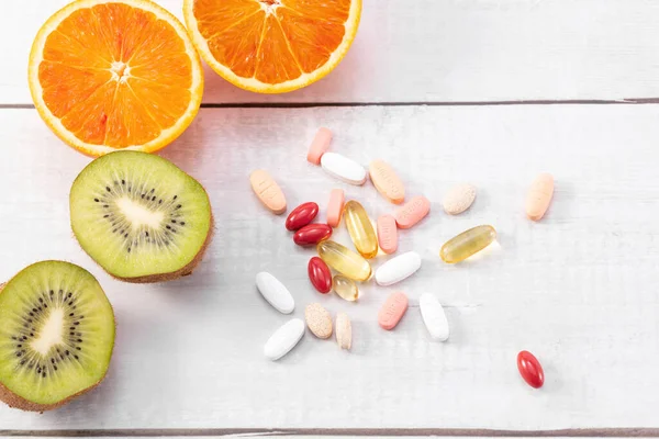 Μια Κορυφαία Εικόνα Από Φρέσκα Φρούτα Διαφορετικά Φάρμακα Ένα Ξύλινο — Φωτογραφία Αρχείου