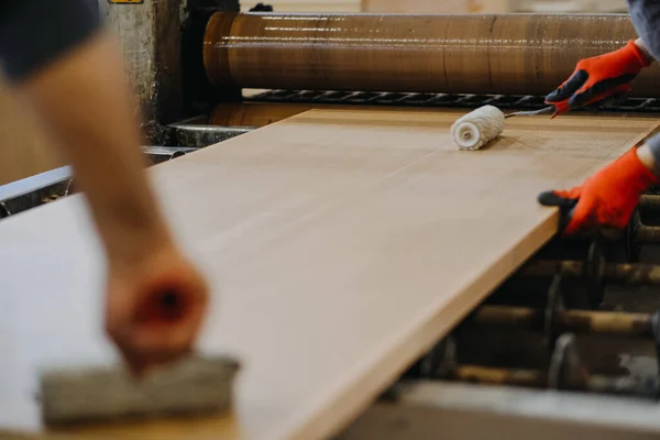 Primer Plano Del Trabajador Barnizar Una Tabla Madera —  Fotos de Stock