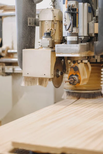 Bir Yonga Değirmen Makinesinin Dikey Görüntüsü — Stok fotoğraf